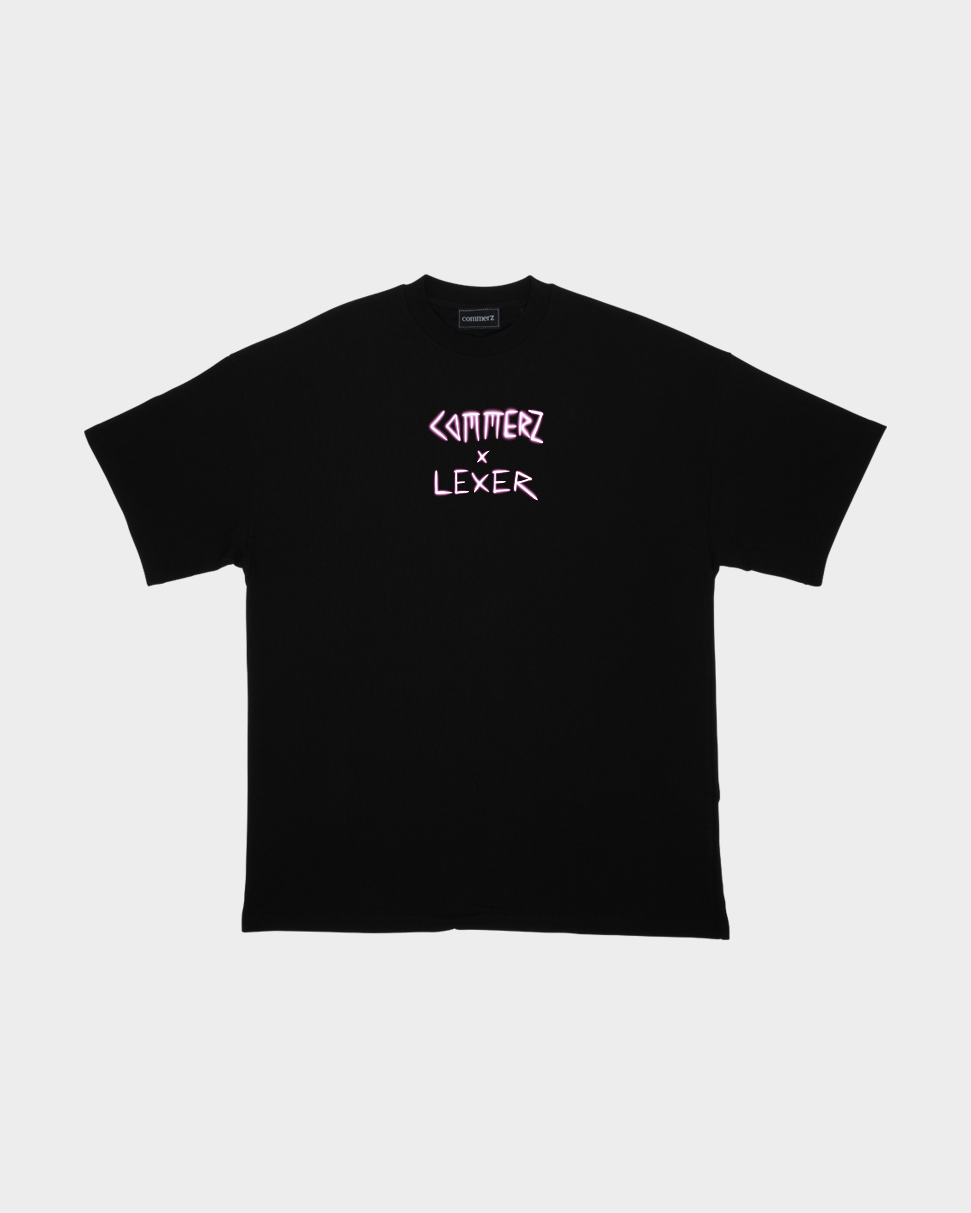 Schwarzes T-Shirt mit Commerz x Lexer Logo in Rosa, Vorderseite