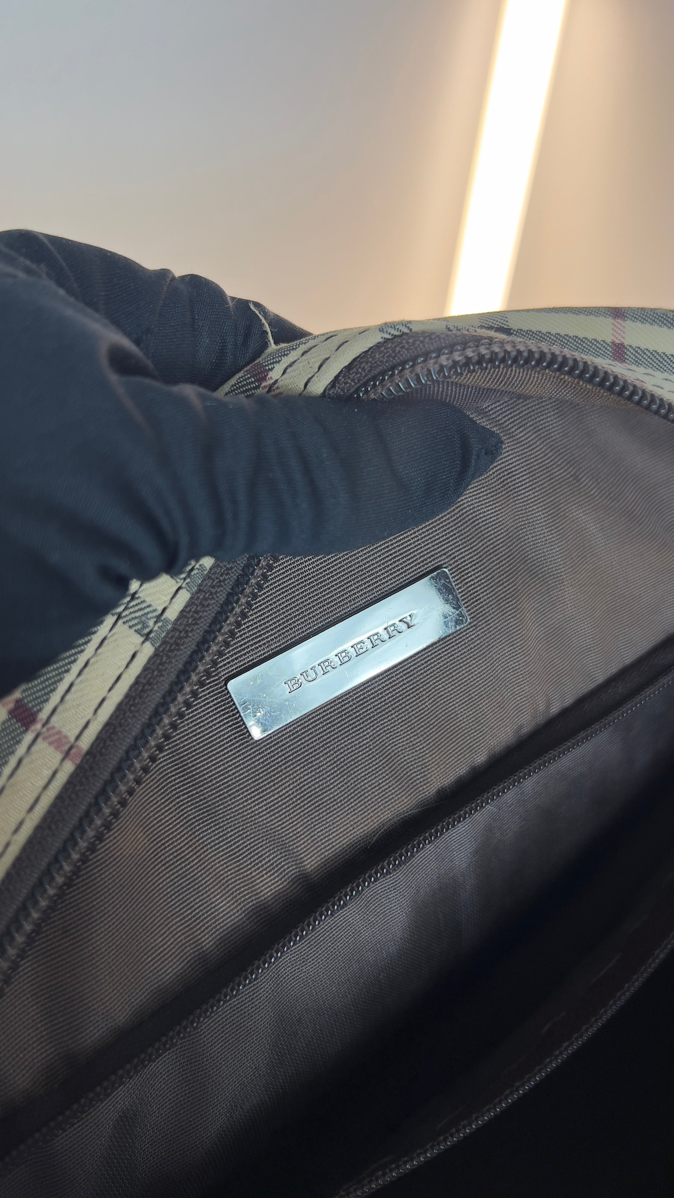 Vintage Burberry Check Beige/Braun T03 Luxus Handtasche Innenansicht Burberry Marken Emblem