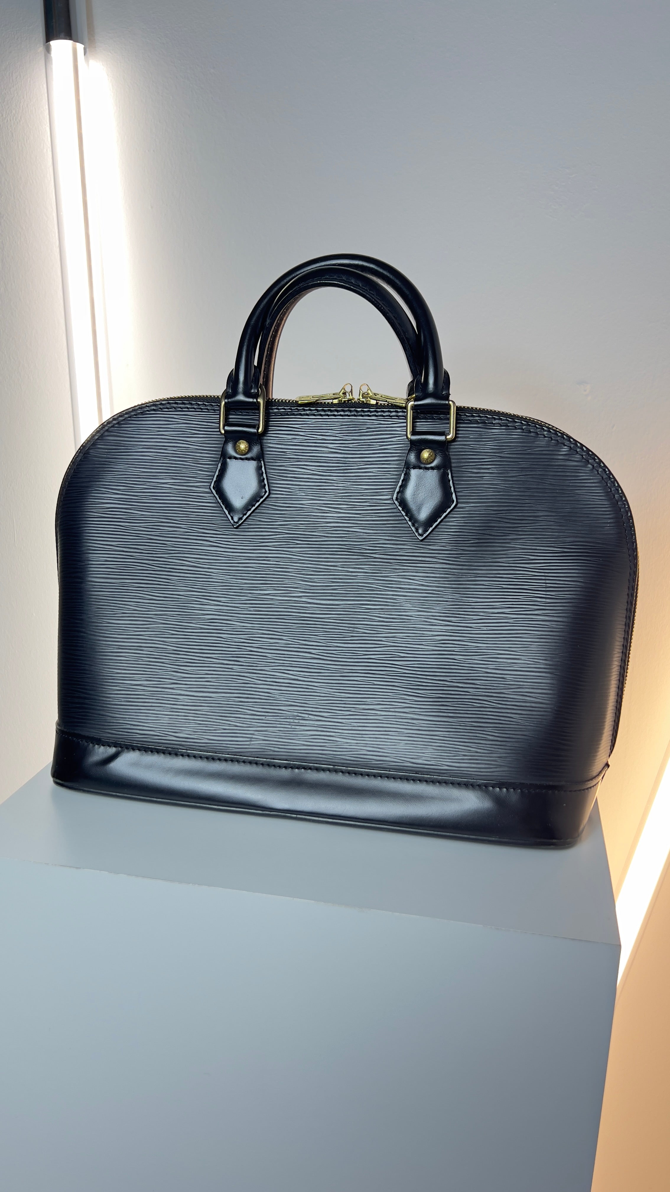 Vorderseite Vintage Louis Vuitton Handtasche Alma PM Schwarz T18 Luxus Handtasche