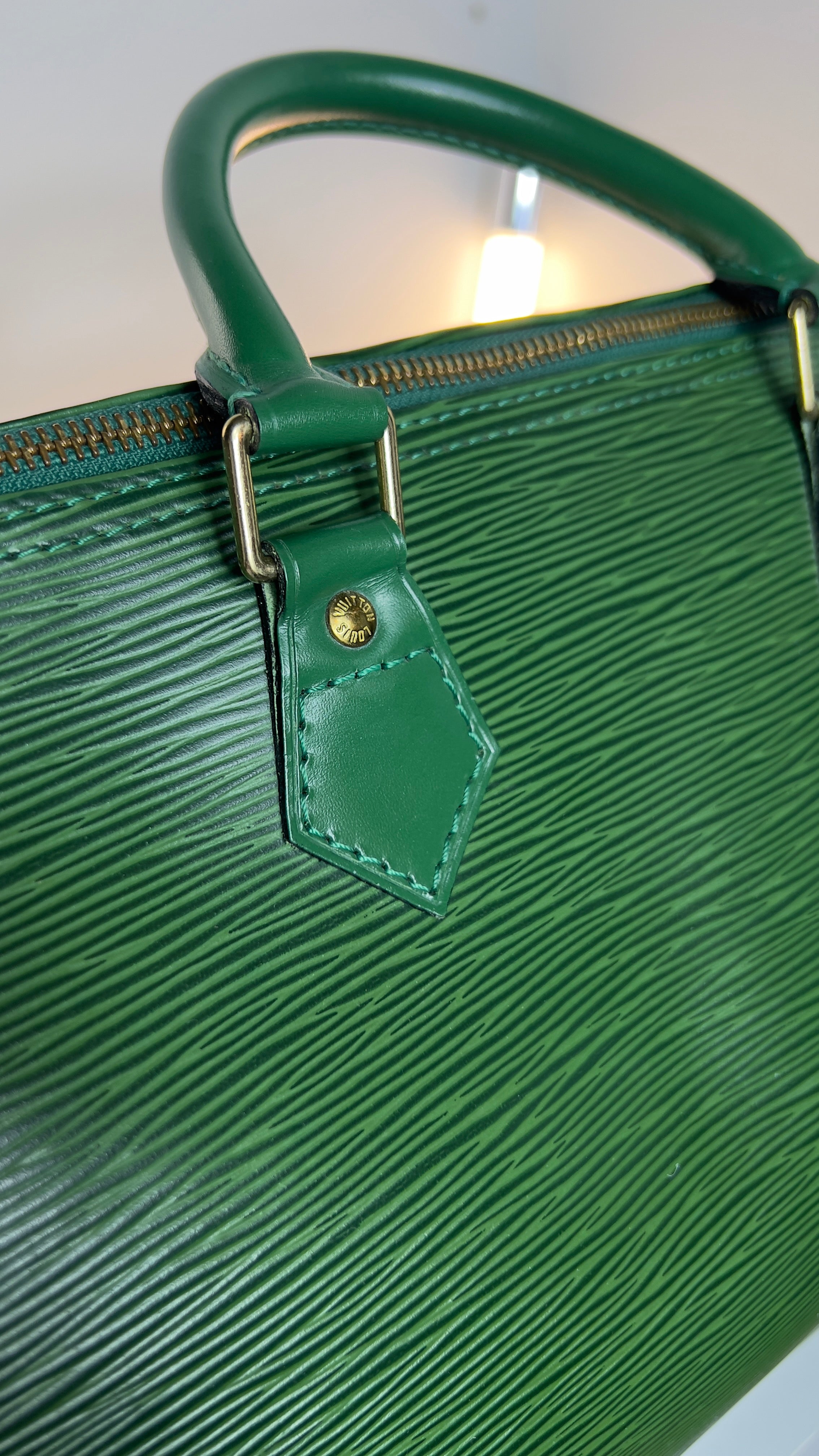 Vintage Louis Vuitton Speedy Grün Epi T17 Luxus Handtasche Henkel nah