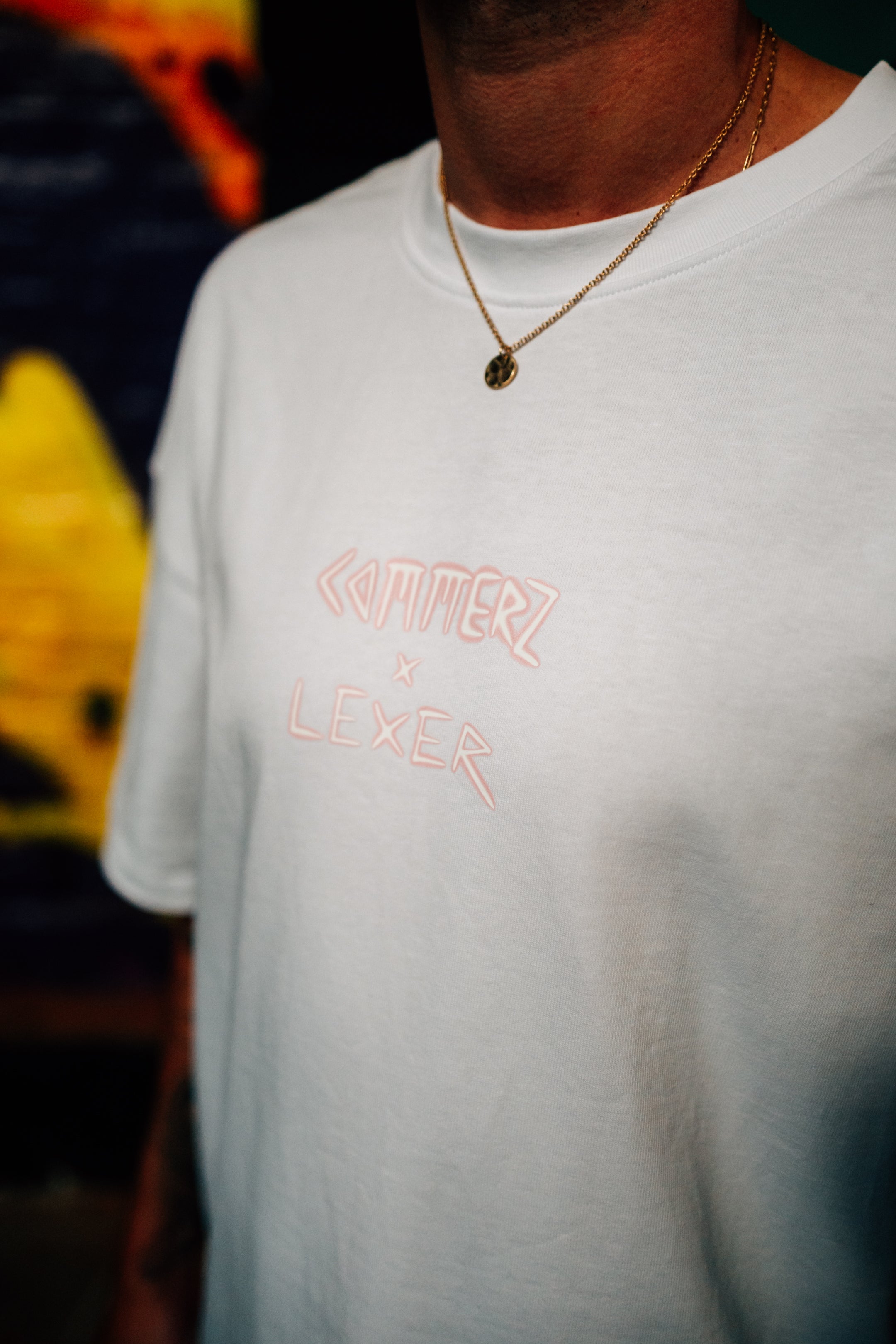 Commerz x Lexer Out of Sync T-Shirt White Model Brustansicht nah Vorderseite