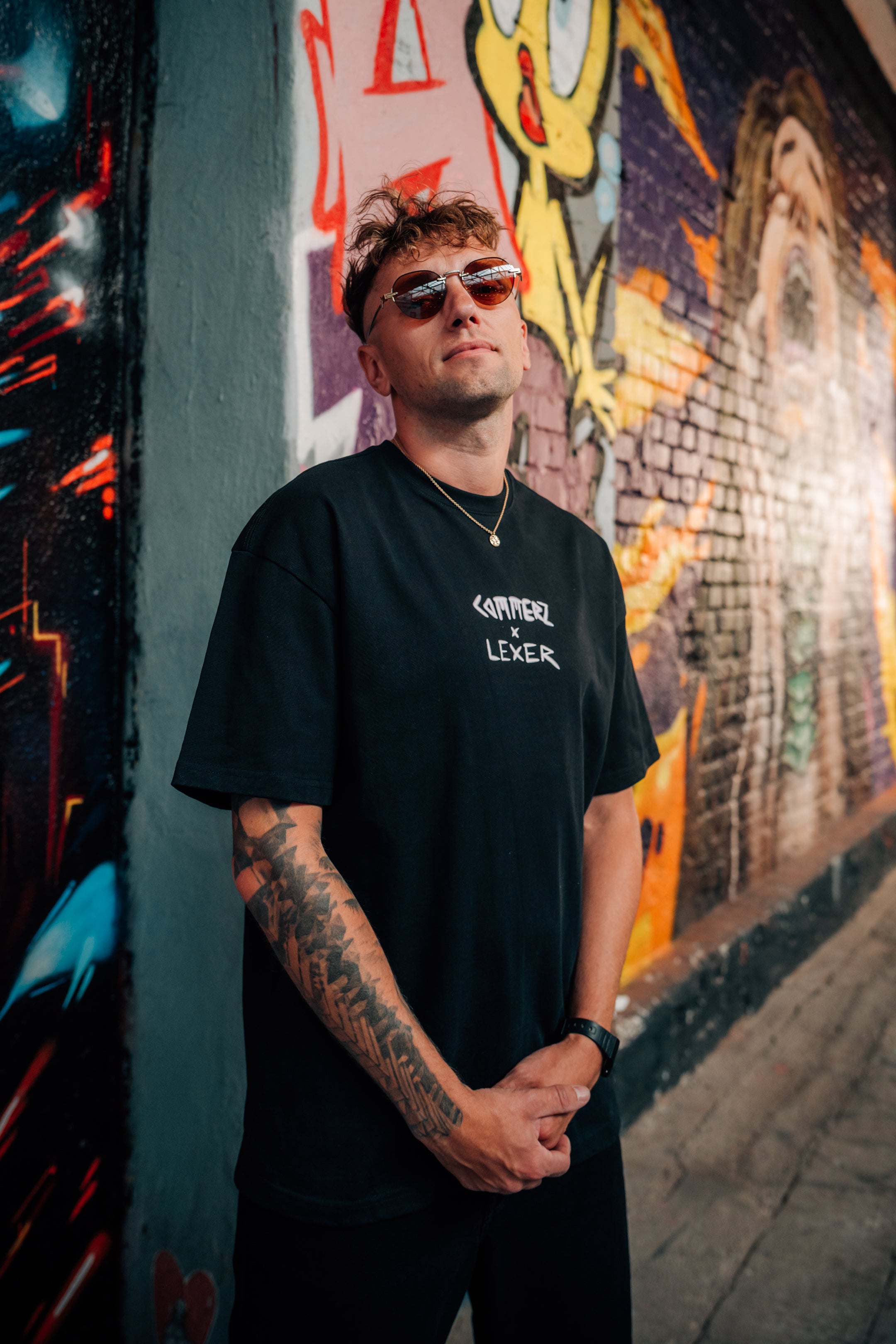 Schwarzes T-Shirt mit Commerz x Lexer Logo in Rosa