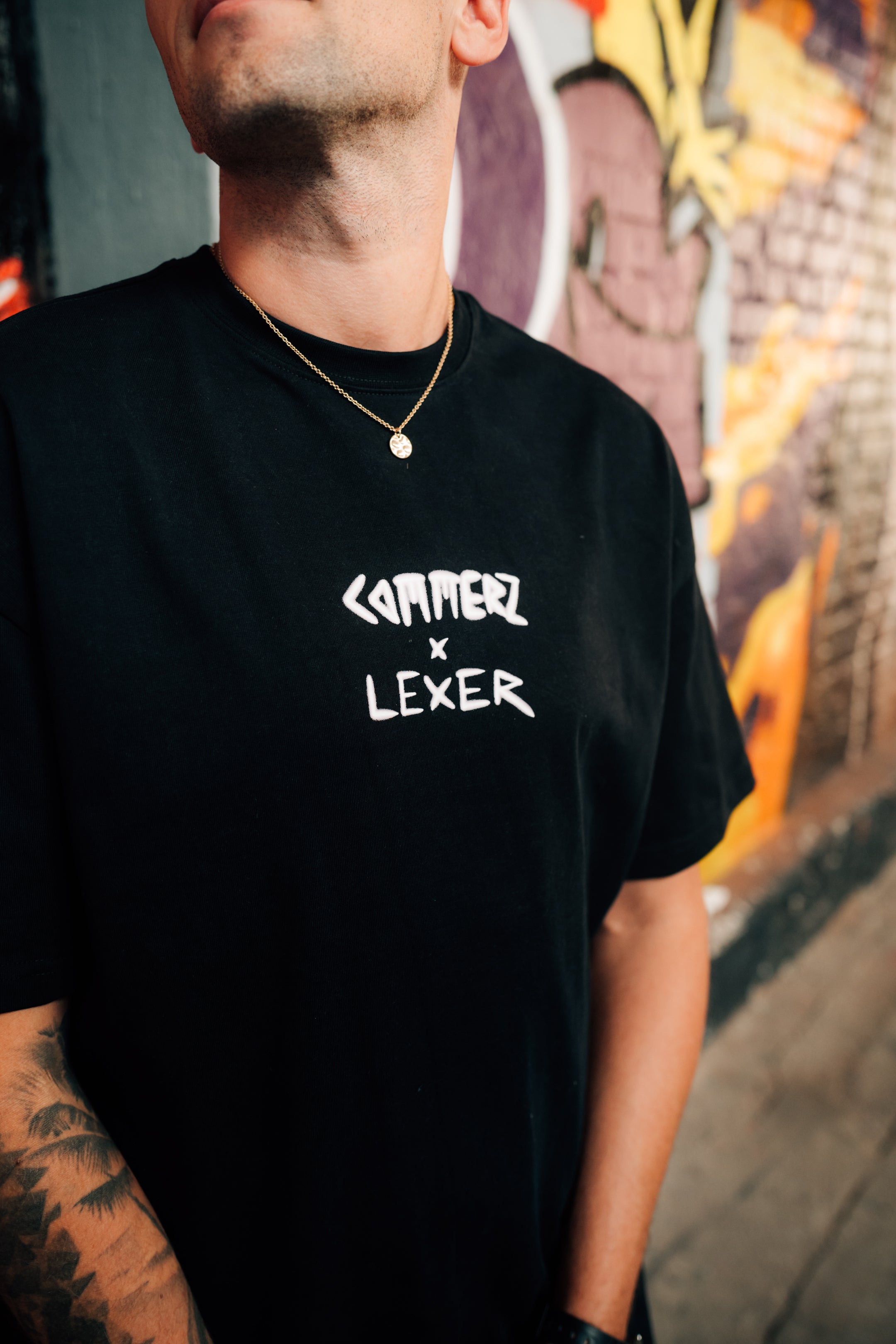 Schwarzes T-Shirt mit Commerz x Lexer Logo in Rosa