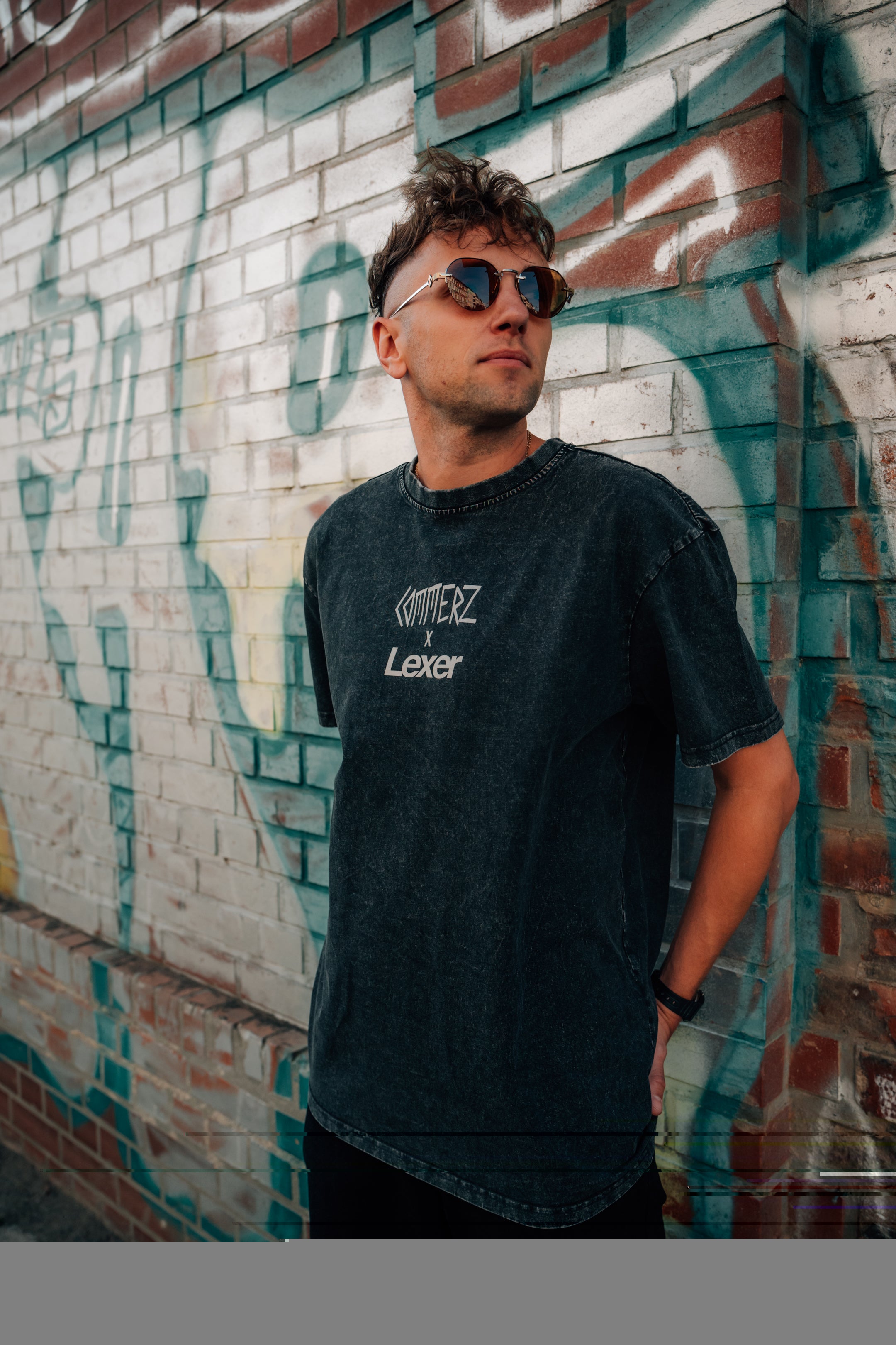 Commerz x Lexer Reflective T-Shirt stone washed Model Ansicht seitlich vorn
