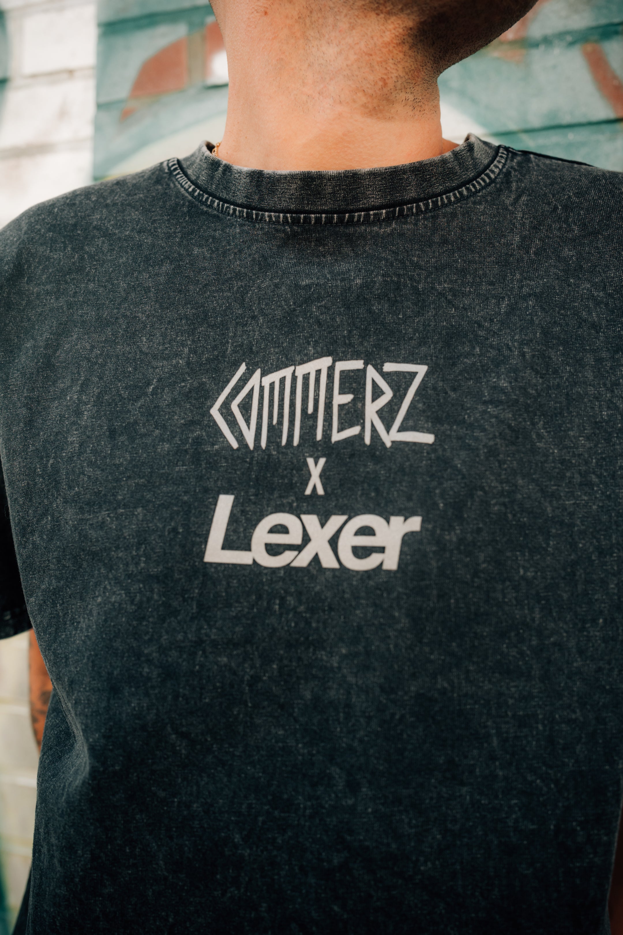 Commerz x Lexer Reflective T-Shirt stone washed Model Ansicht Brustprint frontal
