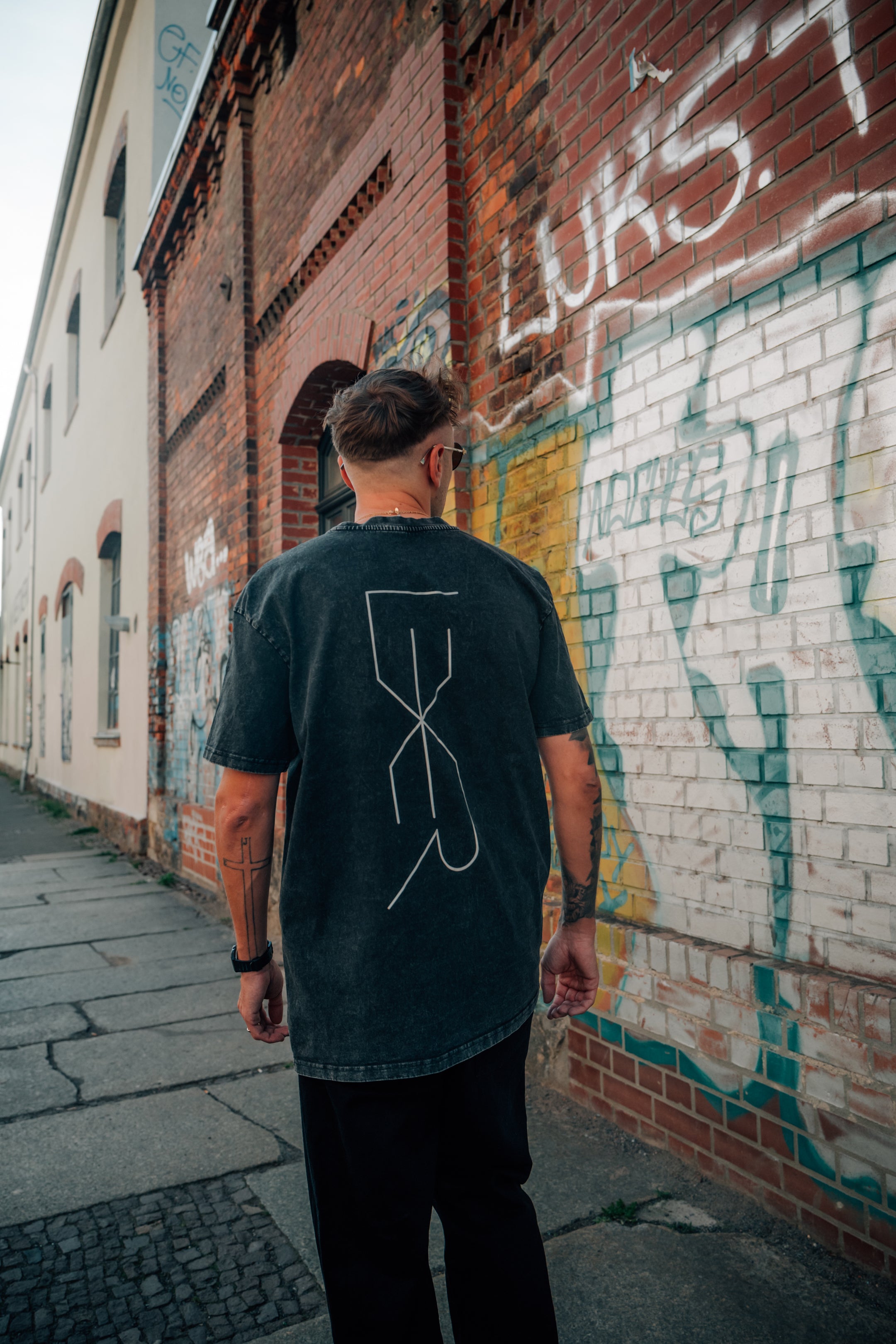 Commerz x Lexer Reflective T-Shirt stone washed Model Ansicht Rückseite